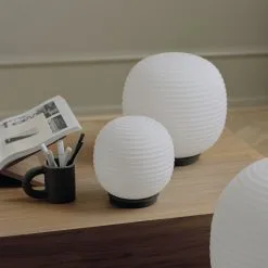 New Works Lantern Globe -pöytävalaisin Medium -valaistuskauppa 501543 01 4 EnvironmentImage 59b81c23bb