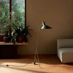 &Tradition Tripod Lattiavalaisin HM8 -valaistuskauppa 501696 01 3 EnvironmentImage 2089501b5c