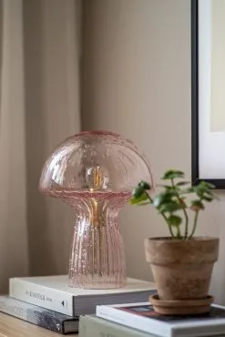 Globen Lighting Fungo Pöytävalaisin Special Edition Vaaleanpunainen -valaistuskauppa 576655 01 43 EnvironmentImage 6c69d2a585