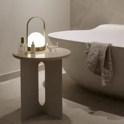 Menu Carrie Portable -pöytävalaisin -valaistuskauppa Carrie bordslampa miljo2 ce96a1c301