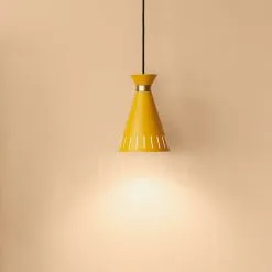 Warm Nordic Cone Riippuvalaisin 9 Warm Nordic Cone Riippuvalaisin -valaistuskauppa Cone pendel honeyyellow miljo 3f96e2c92b