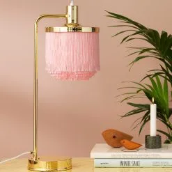 Warm Nordic Fringe Pöytävalaisin -valaistuskauppa Fringe bordslampa pale pink miljo 4849bd6347