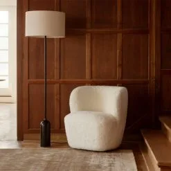 Gubi Gravity Lattiavalaisin -valaistuskauppa Gravity golvlampa miljo 2 3431c3f34e